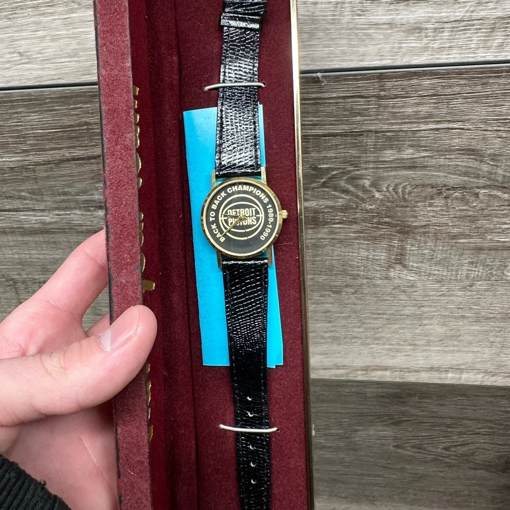 Rare/Vintage Commemorative Watch Celebrating the Detroit Pistons B2B Champs89-90